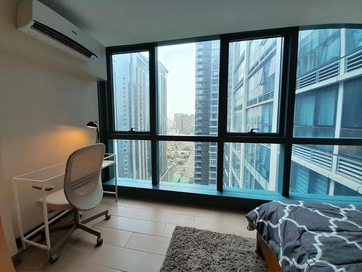 1 Bedroom Uptown Bgc Across Uptown Mall Manila Exterior foto